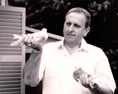 Президент Монсон с голубями